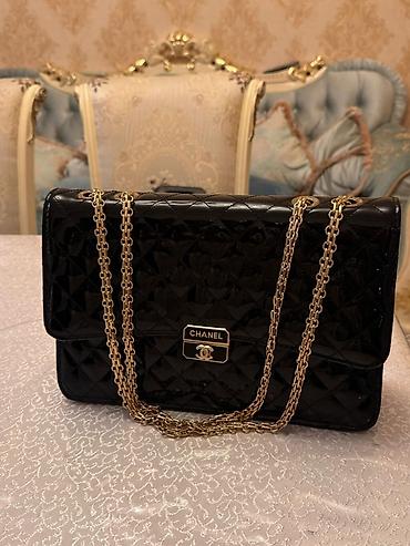 dəri plas: Chanel çiyin çantası – qara laklı dəri effektli, klassik romb tikişli — 1