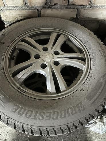Комплект зимних шин Bridgestone с дисками - Размер: 215/70 R16 -
