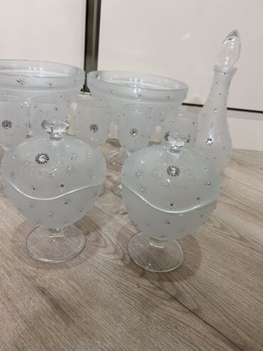 Digər içki üçün qablar: Bokal dəsti. Yenidir. 6 bokal, 1 vaza, 2 mürəbbə qabı, 1 grafin, 2 — 8