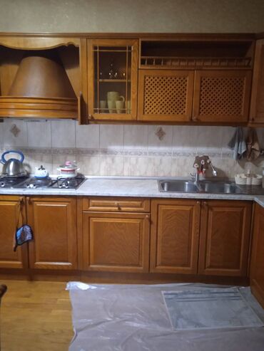 Mətbəx mebeli: Təmiz taxta, uzunluğu 7 metrədən artıq, eni 60 sm (hündürlüyü 90 sm 2 — 9