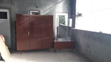 Dolablar: Açılan, 3 qapılı Düz dolab, Qarderob, paltar dolabı