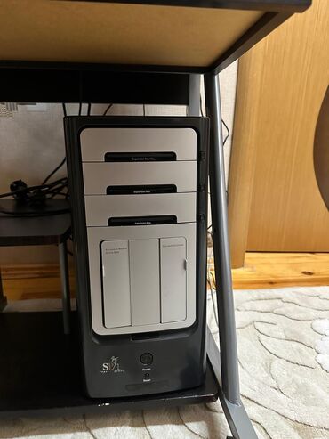 Masaüstü kompüterlər və iş stansiyaları: Kompüter dəsti və kompüter masası Tərkib: - HP ProDisplay P221 LCD — 8