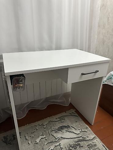 ofis stullar: Ağ rəngli yazı/iş masası - Minimalist dizayn, ağ laminat örtüklü səth — 2