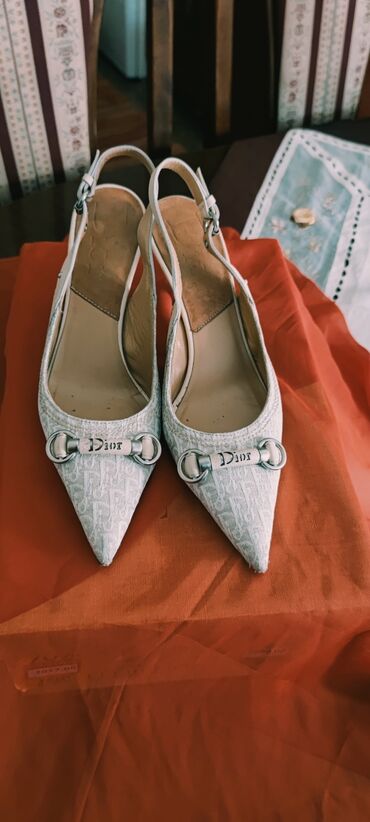 Salonke: Salonke, Dior, 37.5 — 2