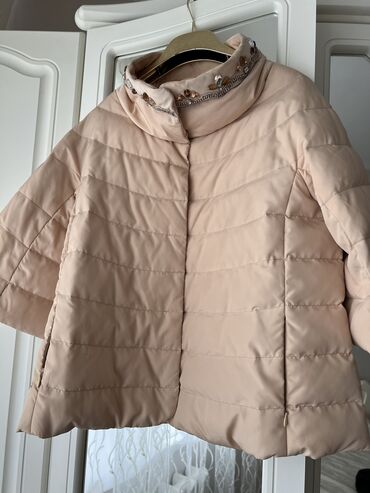 Пуховики и зимние куртки: Куртка нарядная размер 42-44 цена 1000 сом