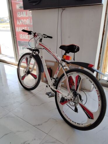 bmw velosiped: Bmw markali velosi̇ped satilir proplemi̇ yoxdur təci̇li̇ əli̇m yandi