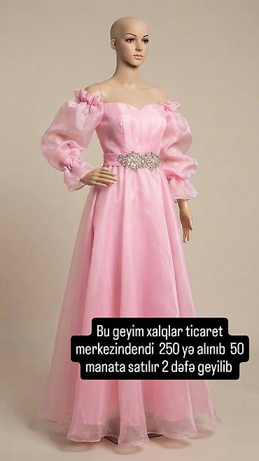 Pudra çəhrayı rəngdə uzun ziyafət donu. Açıq çiyin dizaynı, şüşə kimi