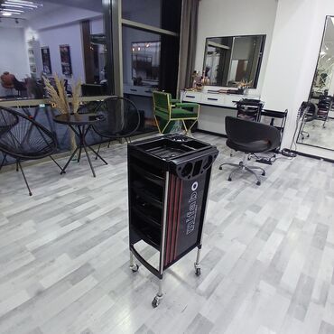 Mifabo markalı bu bərbər arabası, salon ehtiyacları üçün praktik bir