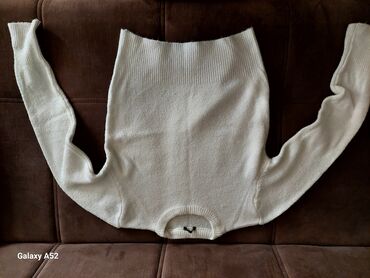 купальники в баку: Ağ rəngli, sadə dizaynlı trikotaj sviter. - Klassik dairəvi (crew