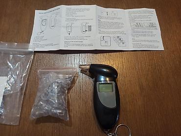 3 pa 1: Privezak alko-tester. Napaja se običnim baterijama od 1,5V. Uz njega — 4