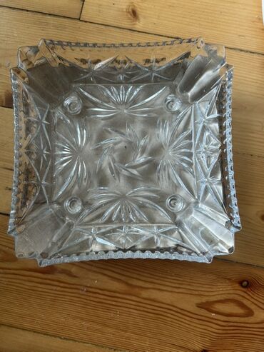 Meyvə qabları: 6 ədəd baliq formasında şüşə qab (salatlıq) 4 ədəd böyük bölməli çərəz — 3