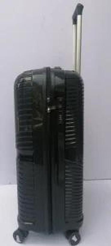 Putni koferi i torbe: Crni čvrsti kofer sa teksturiranim dizajnom, idealan za putovanja — 17