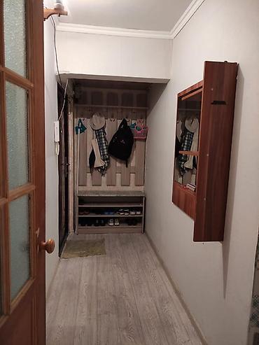 трех комнатную квартиру 8мкр: 2 комнаты, 43 м², 8 мкр 104 серия, 3 этаж, Косметический ремонт — 4