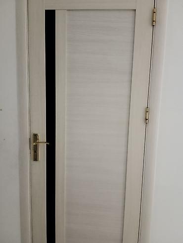 plastik qaplar: Ağ-açıq palıd tonlarında interyer qapısı - Material: MDF/laminat — 1