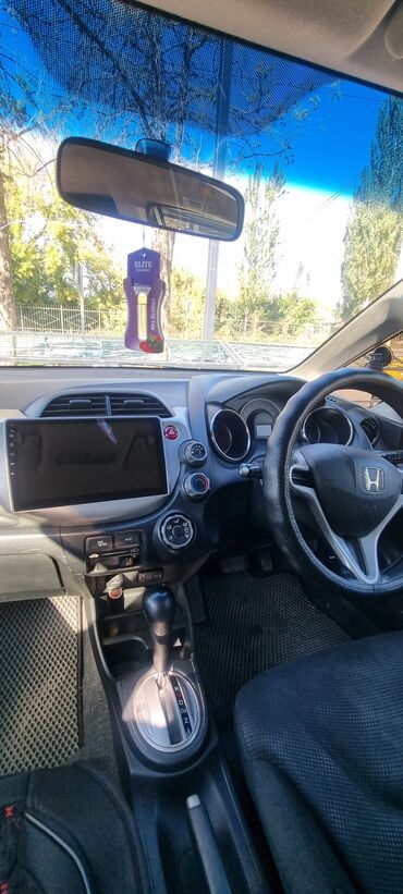 рассрочка авто без первоначального взноса: Honda Fit: 2012 г., 1.3 л, Автоматические, Бензин, Хэтчбэк