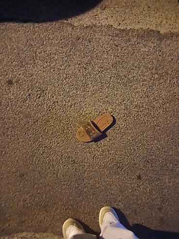 Aranqutanın tapıçkası: Qəhvəyi rəngli tək sandal (slayd tipli) -