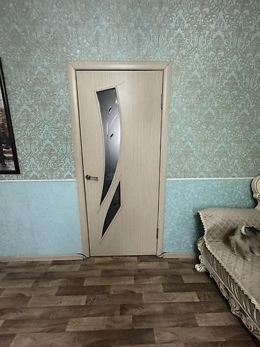 тошоки бу: Межкомнатная дверь, Б/у, Со стеклом, Одностворчатая, Деревянная, Распашная, цвет - Бежевый — 3