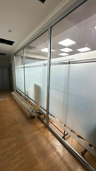 Перегородки на заказ: На заказ Цельностеклянная перегородка, Для офиса, Бронированное стекло, Монтаж, Демонтаж, Бесплатный замер — 26