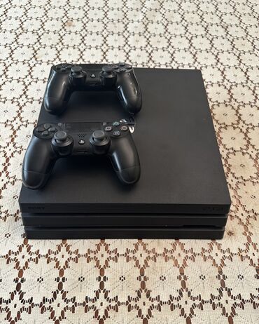 PS4 (Sony Playstation 4): Playstation 4 pro 1TB satılır içində 9 oyun və 2 ədəd pultu var yeni