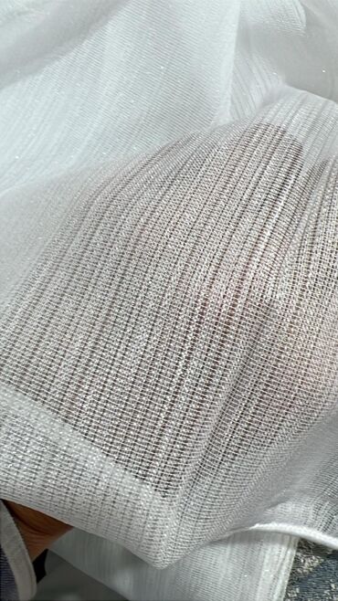 Pərdə və tüllər: Bu dəst tünd bənövşəyi rəngli iki qalın pərdədən və ortada yerləşən ağ — 10