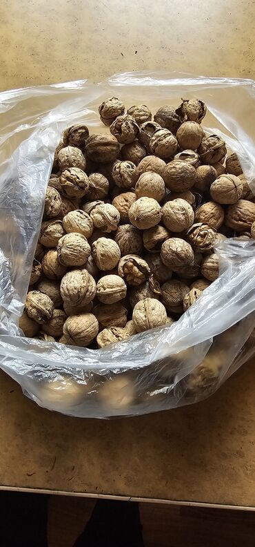 Сухофрукты, орехи, снеки: Продам 2 кг орехов или обменяю на 2 литра колы. Урожай этого года