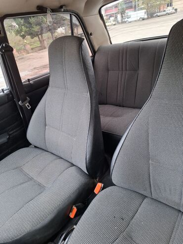 VAZ (LADA): VAZ 2107 sedan – ağ rəng, klassik korpus dizaynı. - Kuzov: 4 qapı — 3