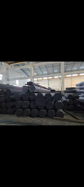 Metal məhsulları: Müxtəlif ölçülü kvadrat metal profillər. Bu profillər tikinti və — 4