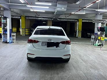 aksent: Hyundai Accent sedan – ağ rəng, iqtisadi və praktik şəhər avtomobili — 1