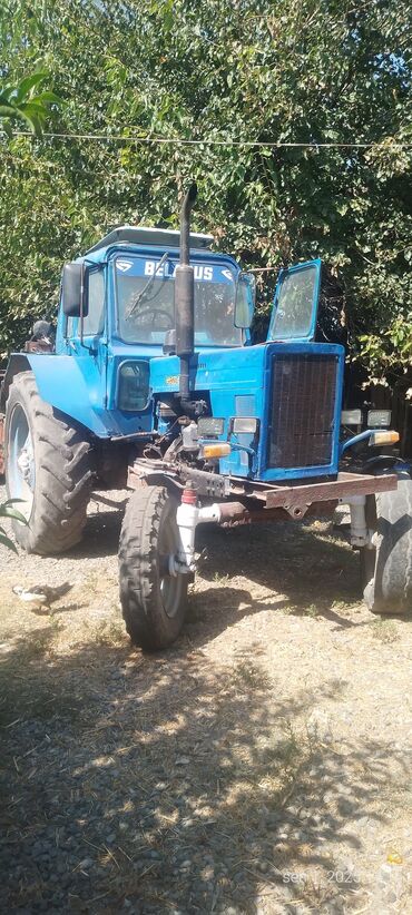 Yük nəqliyyat vasitələri: Mavi rəngdə Belarus traktoru təklif olunur. Bu traktor kənd