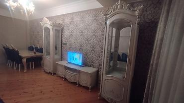 salon dolab: Klassik üslubda qonaq otağı mebel dəsti Tərkibi: - 2 ədəd vitrin şkaf — 2