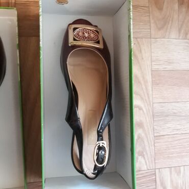 женская обувь 39 размер: Почти новые лакированные босоножки. Очень удобные, размер 39