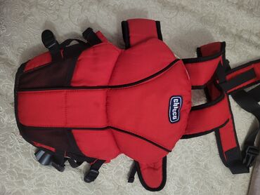 Manejlər: Chicco körpə daşıyan (baby carrier) – qırmızı rəng. Xüsusiyyətlər: -