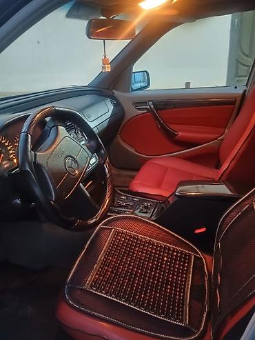 w202 on şuşə: Mercedes-Benz C‑Class (W202) sedan - Kuzov: qara rəng, 4 qapılı sedan — 4