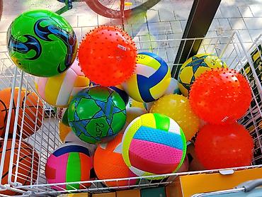 Набор разноцветных мячей для активных игр и спорта. - Спортивные