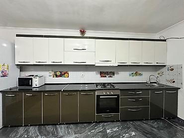 silver kitchen: Кухонный гарнитур с техникой - Верхние шкафы: светлые, глянцевые — 2