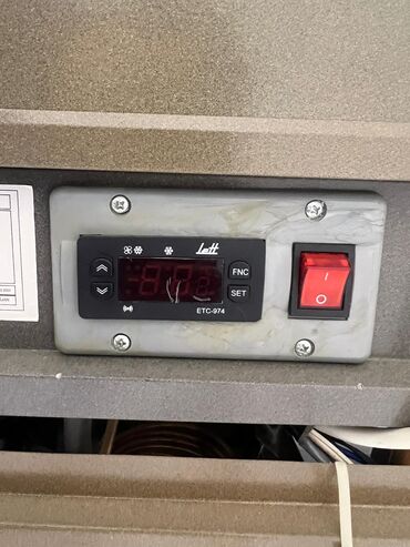 Soyuducu vitrinləri: Bu ticarət vitrin soyuducusu qəhvəyi rəngdədir və şüşə yan panellərə -da lalafo.az — 9 Soyuducu vitrinləri: Bu ticarət vitrin soyuducusu qəhvəyi rəngdədir və şüşə yan panellərə — 9