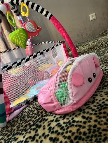 Oyuncaqlar: Rəngarəng dizaynlı, oyuncaqlarla təchiz olunmuş uşaq oyun meydançası