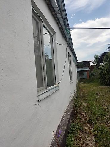 Продажа коттеджей и домов: Продается одноэтажный дом с закрытым двором и хозпостройками. - — 2