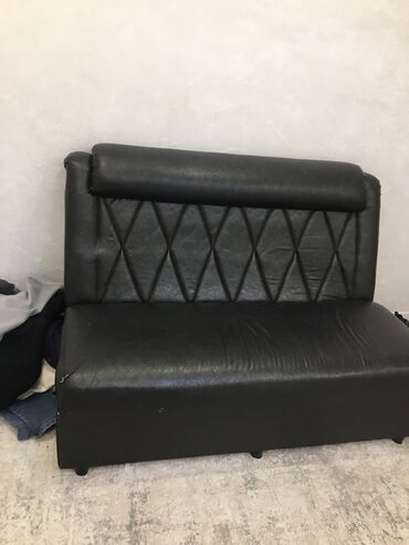 Салонные кресла: Продается кожанный диван г.Ош Юго-Восток
