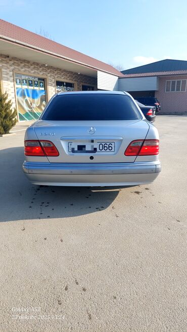 Mercedes-Benz: Mercedes-Benz E 240: 2.4 l | 2000 il Sedan — 2