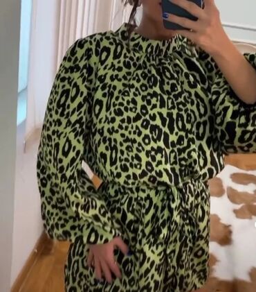 sat sa kazaljkama: Zara S (EU 36), color - Green, Cocktail, Long sleeves