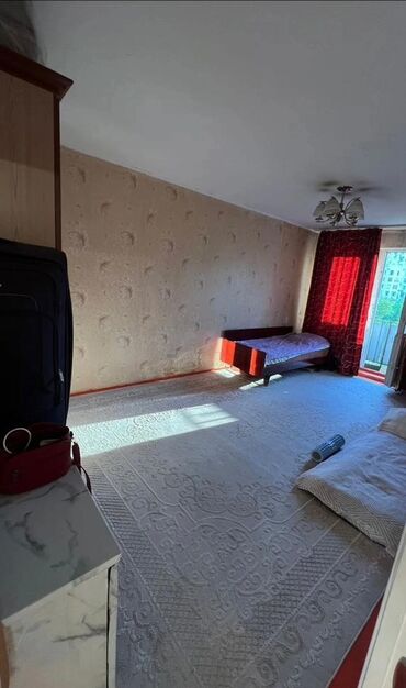 продам 3 х ком кв в мкр: 1 бөлмө, 33 кв. м, 104-серия, 4 кабат, Эски ремонт