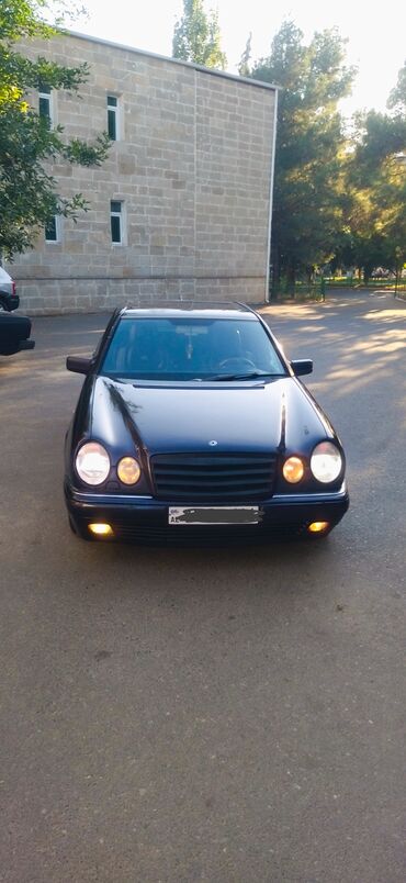 w210 karopka: Mercedes-Benz E 230: 2.3 l | 1996 il Sedan