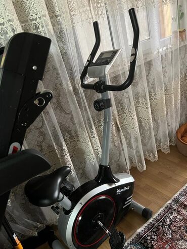 Nərdlər: Voosher H10 model nömrəli qara və boz rəngli məşq velosipedi. Bu