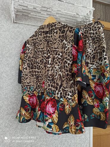 üzük qizil: Leopard naxışlı və gül detalları olan bu dəstə pencək və ətək