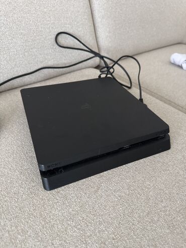 PS4 (Sony PlayStation 4): Sony PlayStation 4 (Slim версия) Состояние идеал В комплекте 2