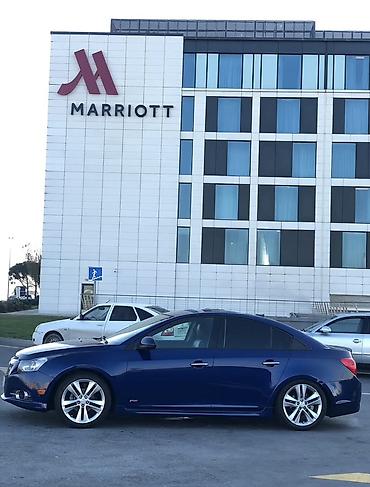 hyundai elantra bufe: Chevrolet Cruze sedan – tünd mavi rəng, kuzovda aerodinamik body‑kit — 2
