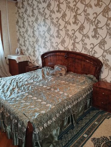 стеклянная тумба под телевизор: Двуспальная кровать, Шкаф, Трюмо, 2 тумбы, Б/у
