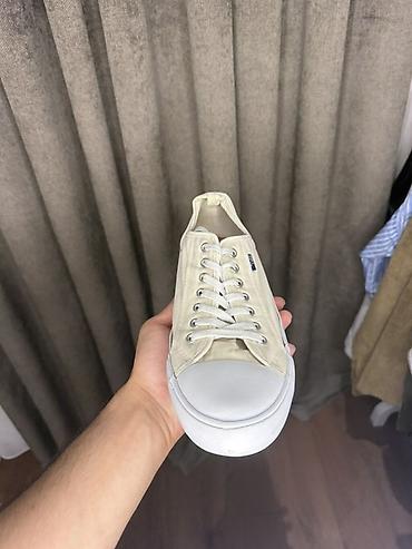 tekerli krasofka: Klassik üslubda krem rəngli converse krosovka - Material: sıx üstlük — 1