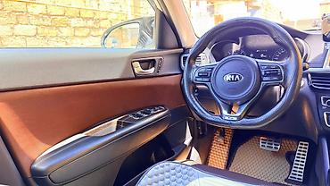 kia radiator: Kia K5 sedan – ağ rəng, aerodinamik kuzov və LED arxa işıqlar. GDi — 5